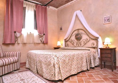 ein Schlafzimmer mit einem großen Bett mit Baldachin in der Unterkunft Agriturismo Renaccino in Siena