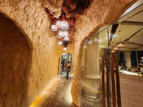 una persona caminando por un callejón en un muro de piedra en Celestial Heights Hostel featuring Infinity Skypool, en Kuala Lumpur