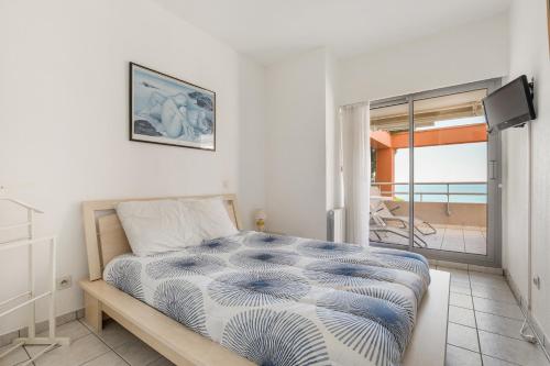 une chambre avec un lit et une vue sur l'océan dans l'établissement Le Domaine du Golf - Appt vue mer avec piscine, à Sète