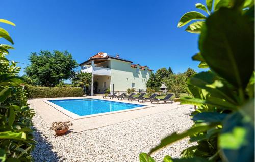 Lovely Home In Donji Prolozac