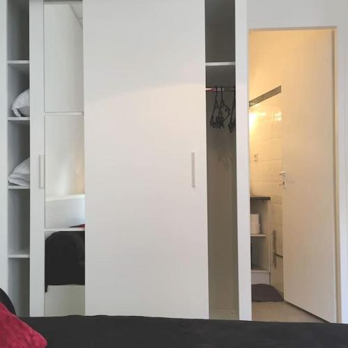 une chambre avec une porte menant à une chambre dans l'établissement Studio T1 Bis complètement indépendant, à Lourdes