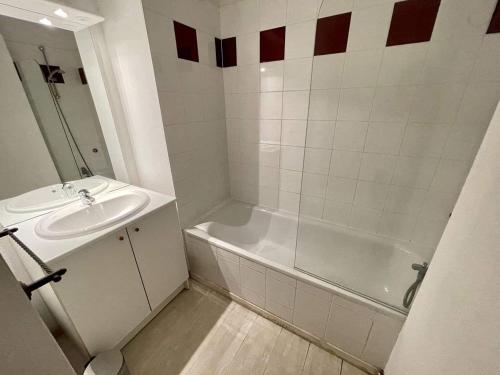 Et badeværelse på Confortable appartement proche du lac et pistes cyclables pour 6 personnes