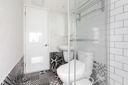 a bathroom with a toilet and a sink at 109台北旅館-台北109青旅 109 Taipei Hotel - Taipei 109 Hostel in Taipei