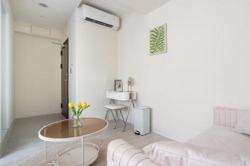 a living room with a couch and a table at 109台北旅館-台北109青旅 109 Taipei Hotel - Taipei 109 Hostel in Taipei
