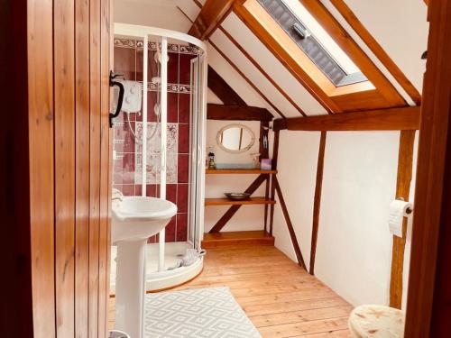 LeintwardineにあるTawny Owl Barnのバスルーム(トイレ、洗面台付)