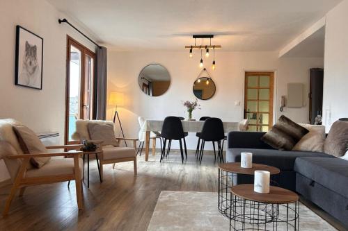 Photo de la galerie de l'établissement Apartment with balcony and mountain views, à Briançon