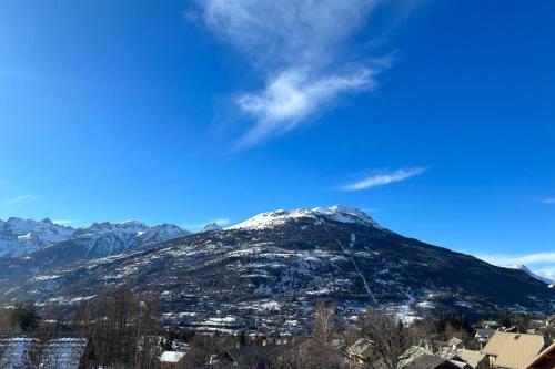 Photo de la galerie de l'établissement Apartment with balcony and mountain views, à Briançon