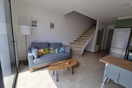 un salon avec un canapé et une table dans l'établissement House 3 rooms with terrace, à Sainte-Marie-la-Mer