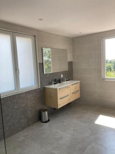 une salle de bain avec un lavabo et deux fenêtres dans l'établissement logement spacieux idéal pour famille, à Vence
