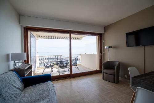 - un salon avec vue sur un balcon dans l'établissement Beautiful apartment with Sea View perfect for Holidays and Festivals, à Cannes