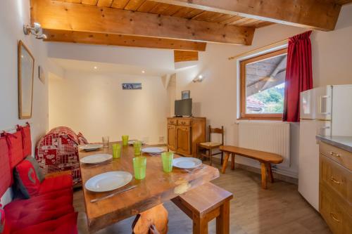 une cuisine et une salle à manger avec une table en bois dans l'établissement Appartement Grand Roc 2 - 241 - Happy Rentals, à Chamonix-Mont-Blanc