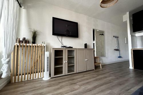 un salon avec une télévision sur un mur dans l'établissement Studio La Grande Motte with balcony and view, à La Grande Motte