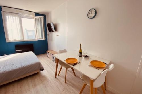 une chambre avec une table, des chaises et un lit dans l'établissement Cosy apartment 5 min to the center of La Rochelle, à La Rochelle