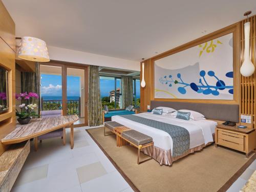 Postel nebo postele na pokoji v ubytování Huidong Regal Palace Resort