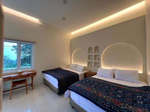 Katil atau katil-katil dalam bilik di Villa Fortuna - Kinta mani #Puncak Bogor