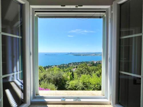 a window with a view of the ocean at Villa Licia in Gardone Riviera