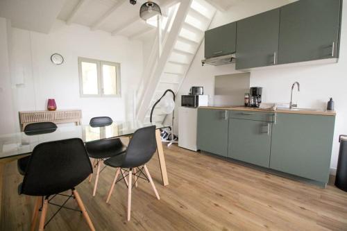 une cuisine avec des chaises et une table dans une pièce dans l'établissement NEW ! La Casa 2 - rénové- Wifi - Vue dégagée, à Angoulême
