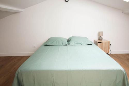 un lit avec deux oreillers dessus dans une chambre dans l'établissement NEW ! La Casa 2 - rénové- Wifi - Vue dégagée, à Angoulême