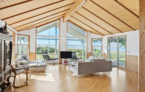 ein Wohnzimmer mit Sofas und Fernseher in der Unterkunft Nice Home In Bogø By With Wifi in Bogø By