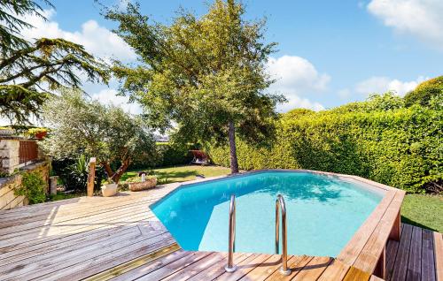 Bazén v ubytování Cozy Home In Lamotte Du Rhone nebo v jeho okolí