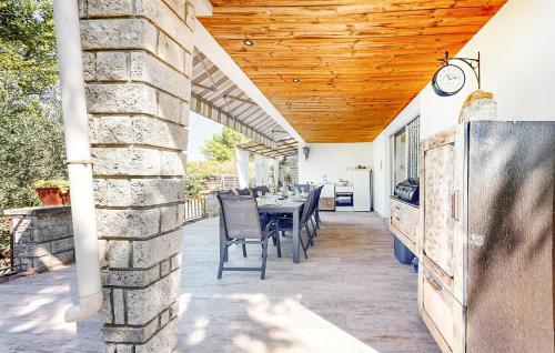 Balkón nebo terasa v ubytování Cozy Home In Lamotte Du Rhone