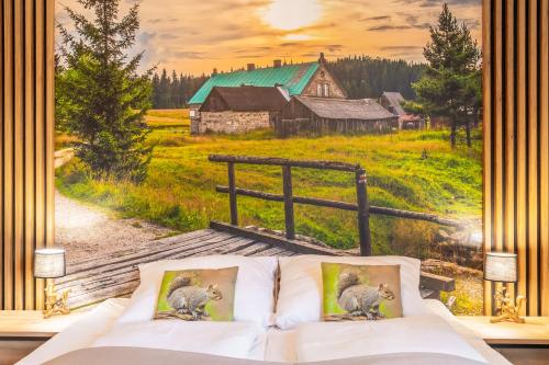 Un dormitorio con una cama con un cuadro de una granja. en Apartament Izerka z basenem i sauną - Stone Hill, en Szklarska Poręba
