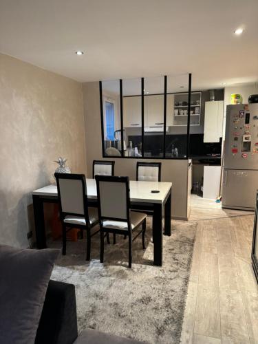 une cuisine et une salle à manger avec une table et des chaises dans l'établissement 3p cosy vue mer, à Nice