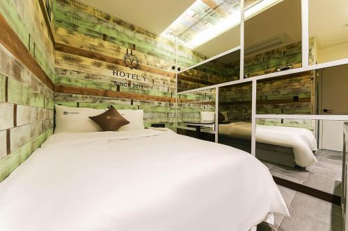 Postel nebo postele na pokoji v ubytování Eunpyeong Y Hotel