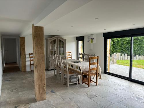 une salle à manger avec une table et des chaises dans l'établissement la Bigoudène pour 8 personnes, à Les Hemmes de Marck