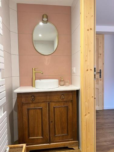 une salle de bain avec un lavabo et un miroir dans l'établissement Maison 3 chambres et terrasse idéale couple d'amis, à Blaesheim