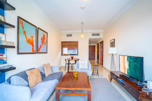 RH - Marina View Getaway, Spacious One-Bedroom with Terrace in Dubai Marina