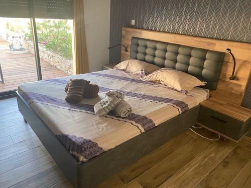 une chambre avec un grand lit avec des serviettes dessus dans l'établissement Villa standing Arciquadra Porto Vecchio, à Lecci