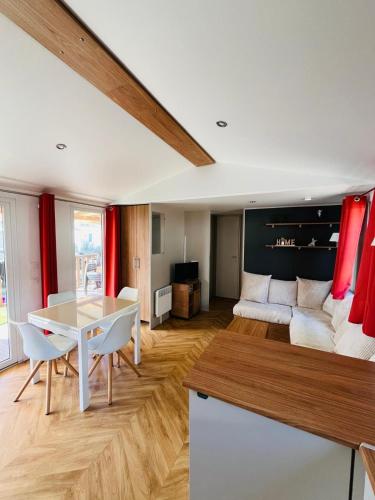 un salon avec un canapé blanc et une table dans l'établissement Mobil'home Canet en Roussillon, à Canet