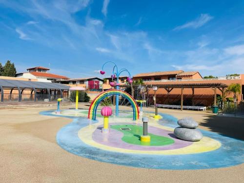 - une aire de jeux avec toboggan dans un parc dans l'établissement Mobil'home Canet en Roussillon, à Canet