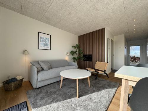 HYGGE Strand Campingにあるテレビまたはエンターテインメントセンター