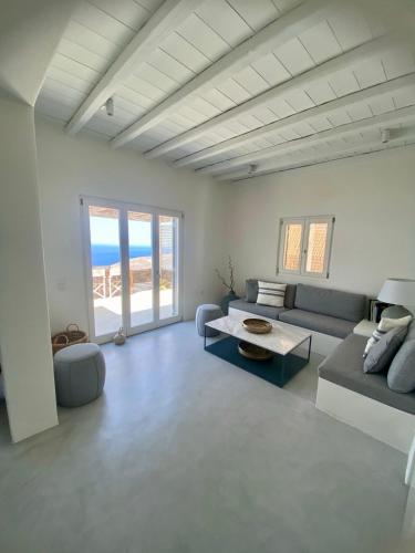 a living room with a couch and a table at Casa Ponente in Istérnia