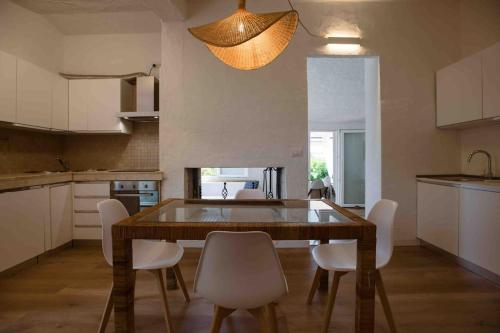 a kitchen and dining room with a table and chairs at Villa Costarei minipiscina in Costa Rei