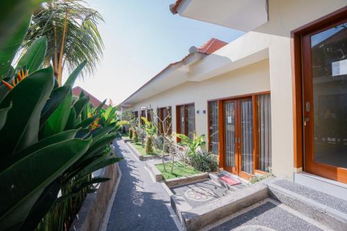 Kebun di luar Pandawa Beach Homestay 1