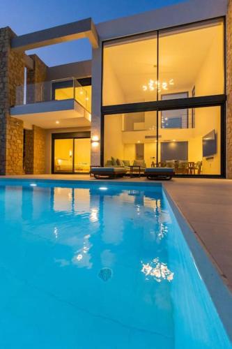 a large swimming pool in front of a house at Ocean View 1111 Retreat in Rikia
