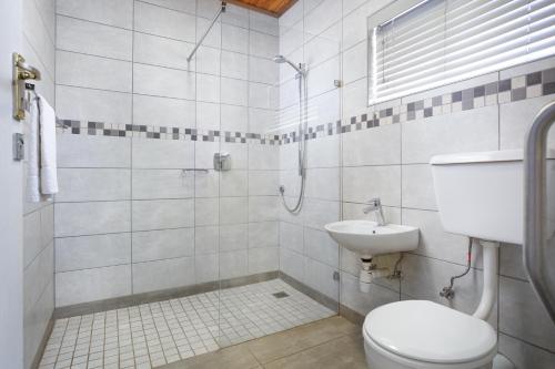 Bilik mandi di Merino Inn Hotel