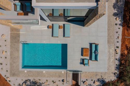 an overhead view of a swimming pool in a house at Ocean View 1111 Retreat in Rikia