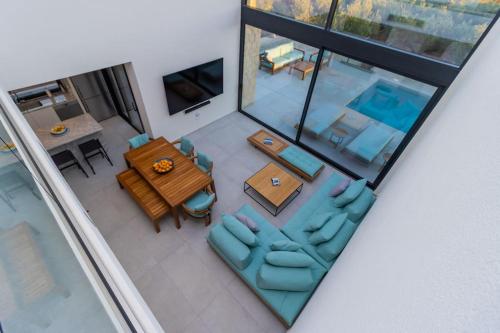 an overhead view of a living room with a table and chairs at Ocean View 1111 Retreat in Rikia