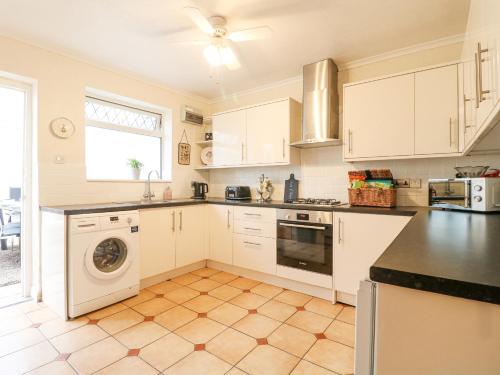 Dapur atau dapur kecil di Cedar Cottage