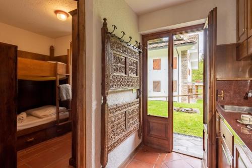 Η κουζίνα ή μικρή κουζίνα στο Flat with Garden in Courmayeur - Happy Rentals