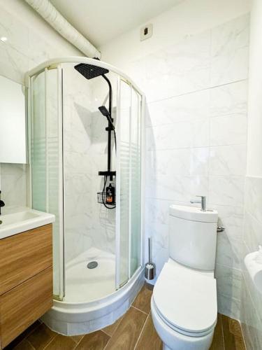 a bathroom with a shower and a toilet and a sink at NEW Élégance et Confort face à la gare Parking in Guingamp