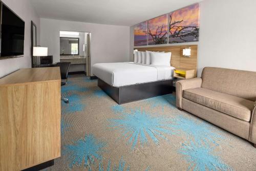 Postel nebo postele na pokoji v ubytování Days Inn by Wyndham Ladson Summerville Charleston