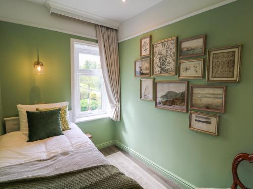 En eller flere senge i et værelse på Wildfell Cottage