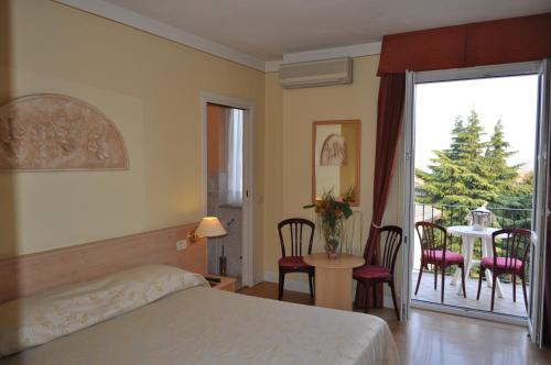 Postel nebo postele na pokoji v ubytování Hotel Alsazia