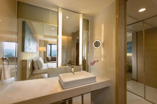 Koupelna v ubytování DoubleTree By Hilton Kuala Lumpur
