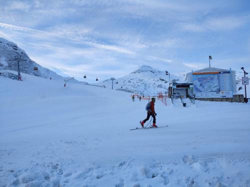 a person on skis in the snow on a ski slope at Casa Aires de Pajares in Camplongo